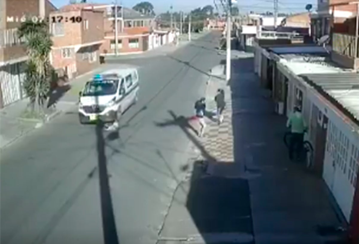 Imagen de la patrulla de la Policía atropellando a un perro, en Bogotá