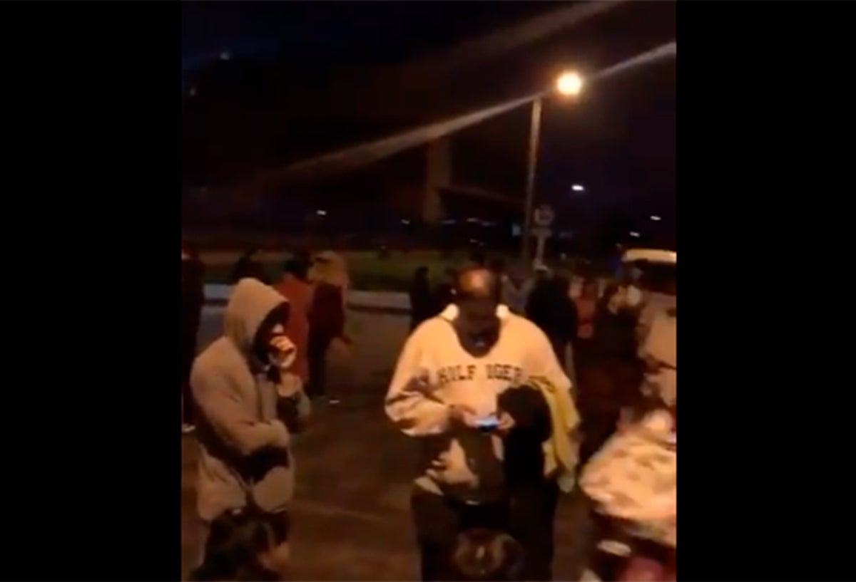 Residentes en Bogotá en la madrugada de este domingo, luego del temblor