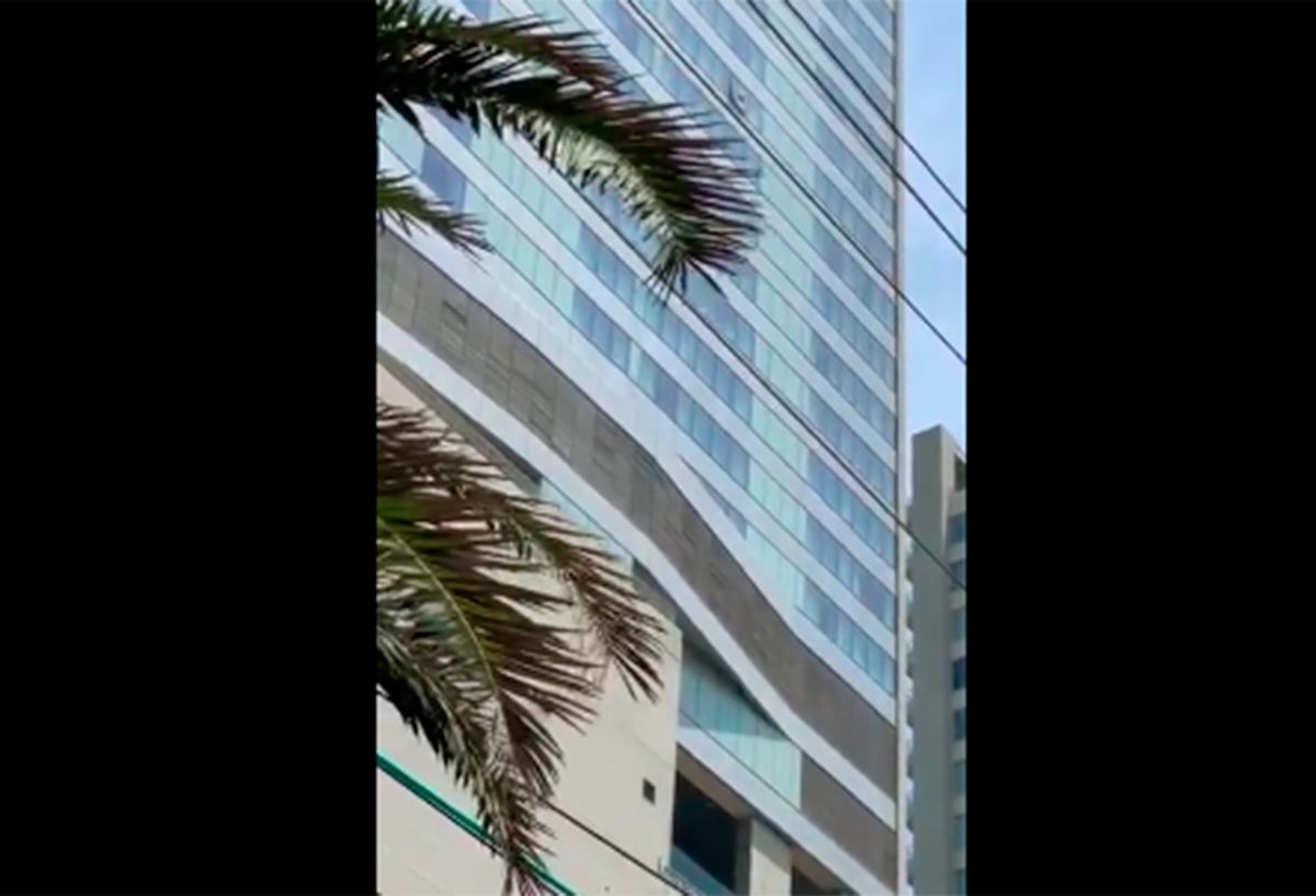 El momento en que el turista empezó a lanzar cosas desde un hotel en Cartagena