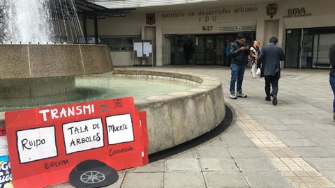 Protesta ante el IDU por obras de TM en la Avenida 68