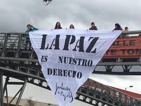 Con esta singular manifestación, las mujeres piden al gobierno y al ELN volver a negociar.