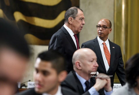 Ministro de Asuntos Exteriores de Rusia, Sergei Lavrov y el embajador de EE.UU., Robert Wood en el foro de desarme.