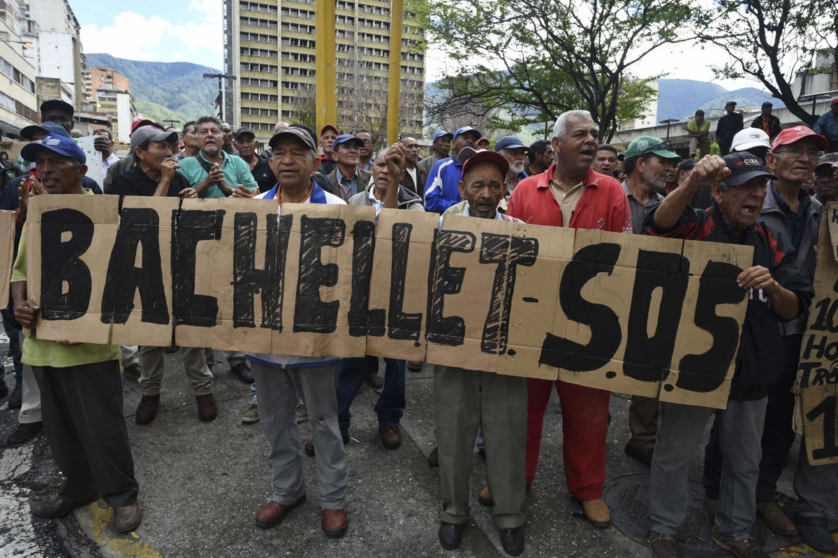 Trabajadores esperan la presencia de Michelle Bachelet, en Caracas.