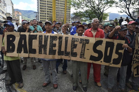 Trabajadores esperan la presencia de Michelle Bachelet, en Caracas.