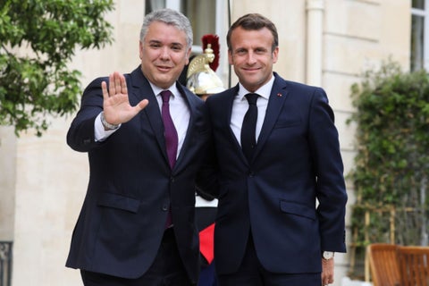 El presidente francés Emmanuel Macron (d) posa con el presidente Ivan Duque (i).