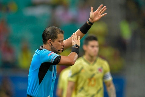 Arbitro Victor Carrillo revisó el VAR ante el gol de Luis Díaz
