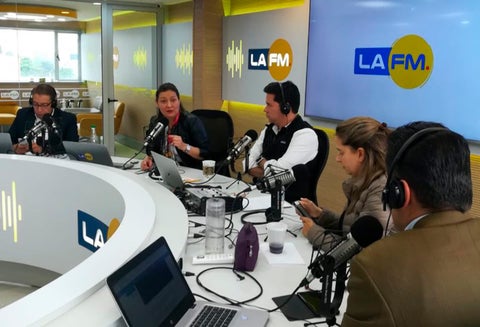 Ángela Garzón, candidata a la Alcaldía de Bogotá, en la mesa de trabajo de LA FM