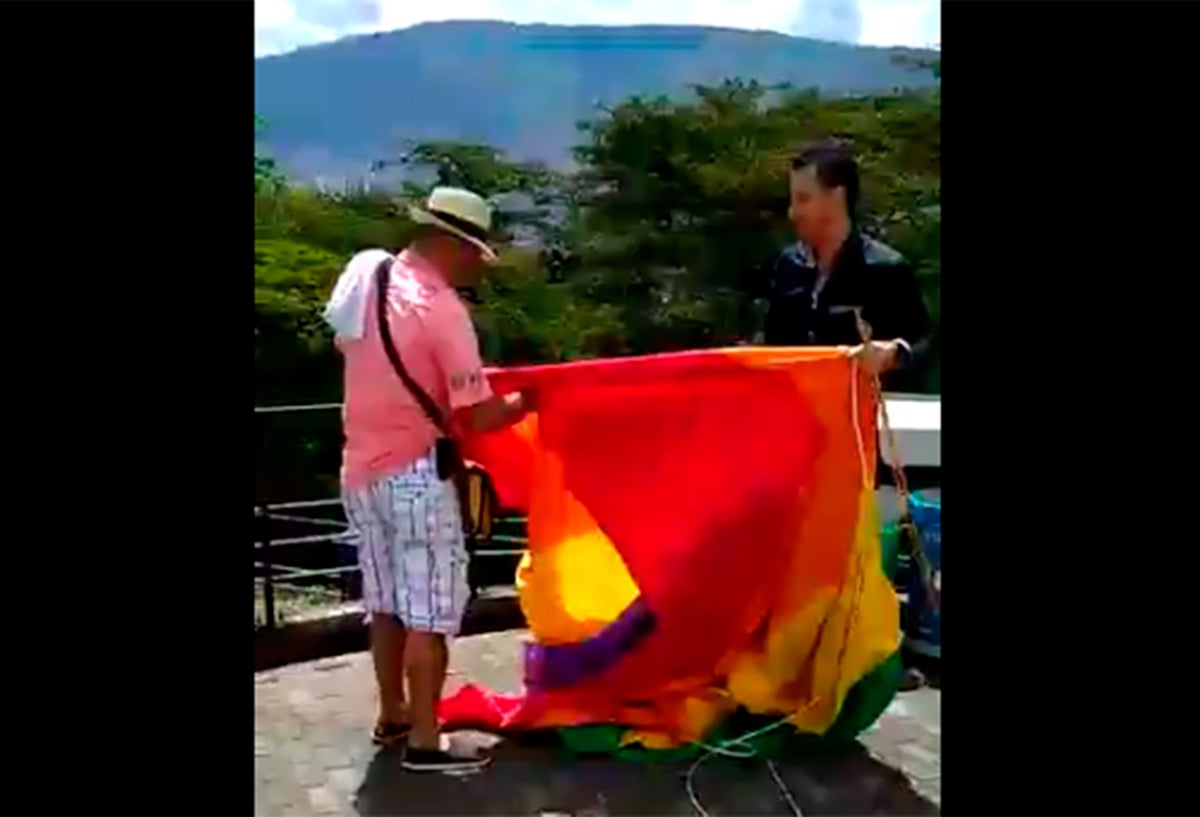Luis Emilio Arboleda destruyendo la bandera del Orgullo Gay, en el Pueblito Paisa de Medellín