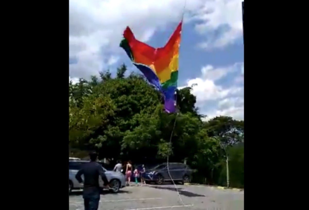 La bandera del Orgullo Gay bajada del Pueblito Paisa, en Medellín