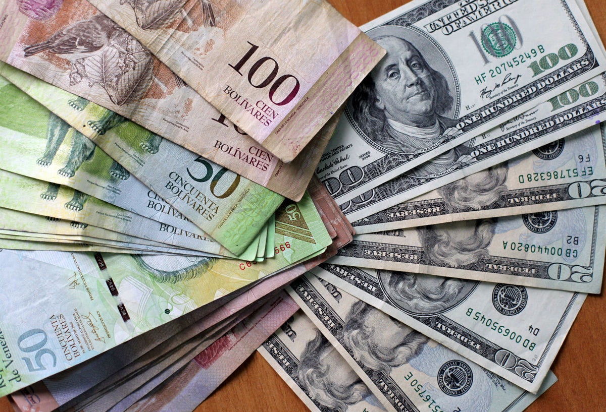 El bolívar está devaluado significativamente frente al dólar.