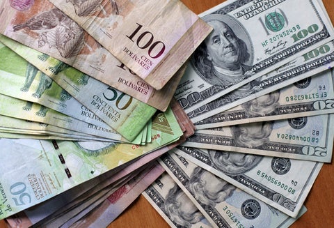 El bolívar está devaluado significativamente frente al dólar.