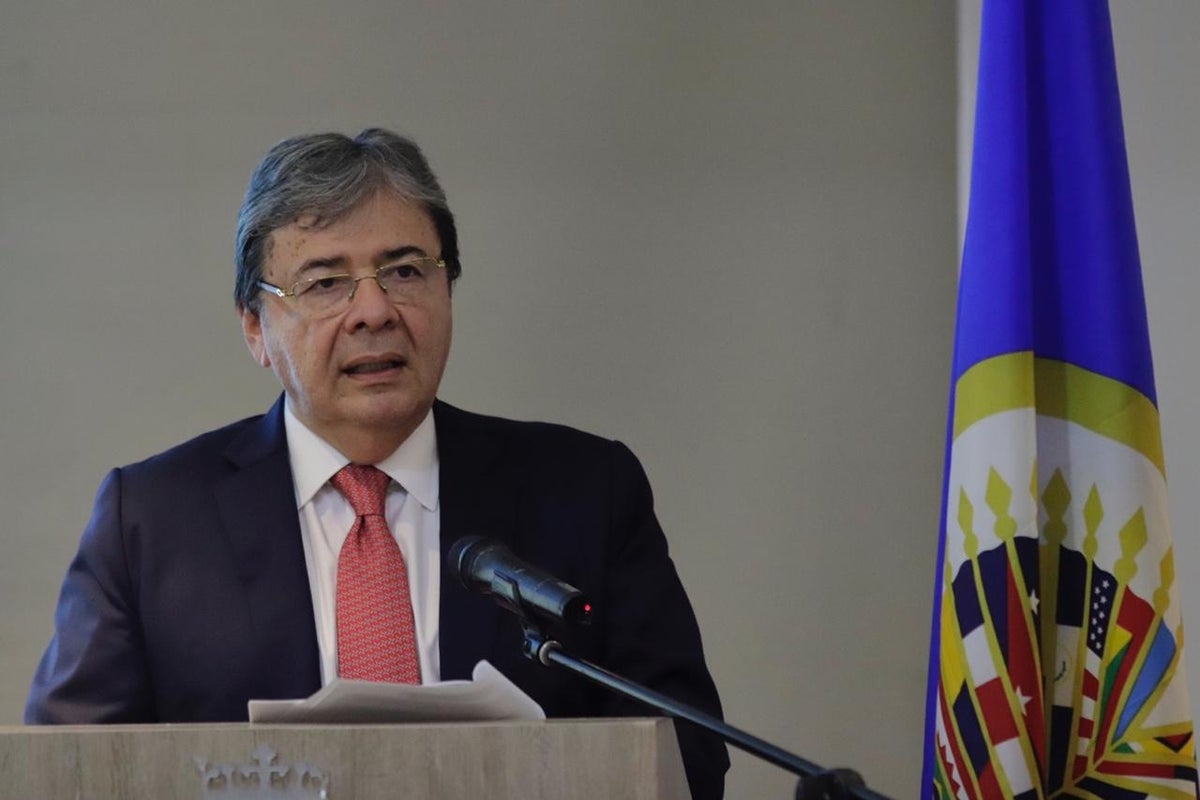 Carlos Holmes Trujillo.