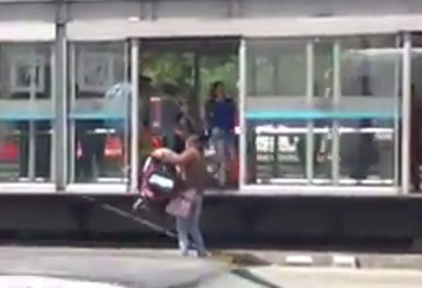 Colada con coche en Transmilenio