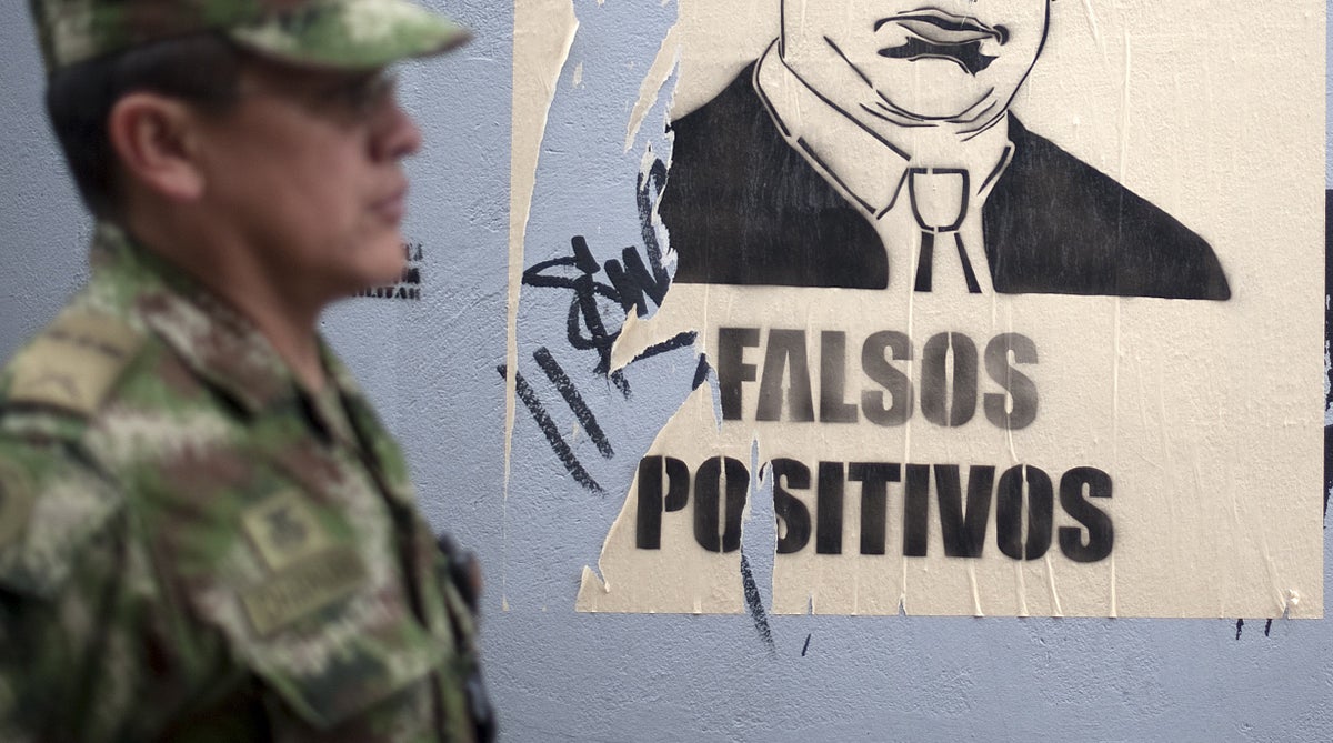 Cartel que advierte de falsos positivos en Colombia.