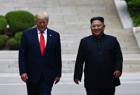 Donald Trump y Kim Jong-un reunidos en la Zona Desmilitarizada (DMZ), que separa las dos Coreas desde el final de la guerra de Corea (1950-53)