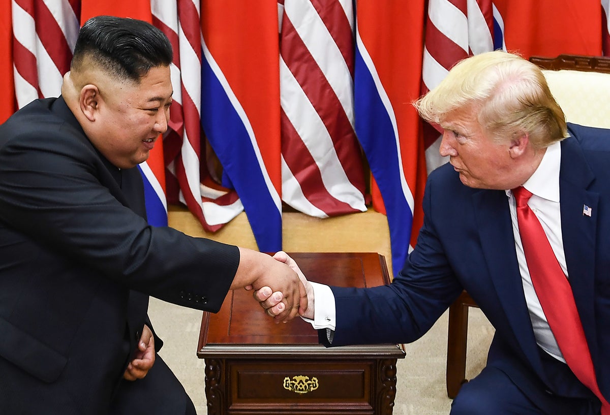 Donald Trump y Kim Jong-un reunidos en la Zona Desmilitarizada (DMZ), que separa las dos Coreas desde el final de la guerra de Corea (1950-53)