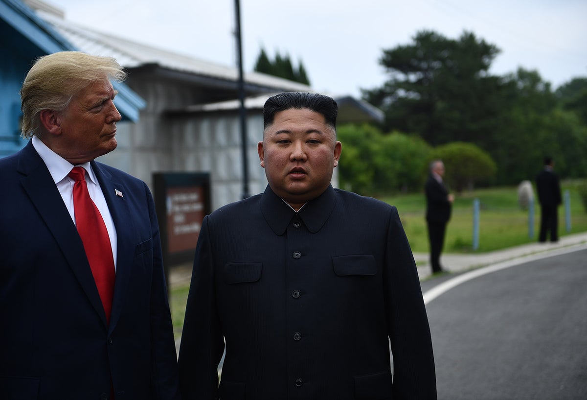 Donald Trump y Kim Jong-un reunidos en la Zona Desmilitarizada (DMZ), que separa las dos Coreas desde el final de la guerra de Corea (1950-53)
