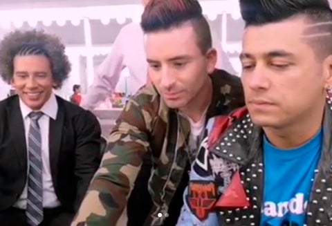 'La manada' se puso ruanas y brindó un tributo al famoso género musical.