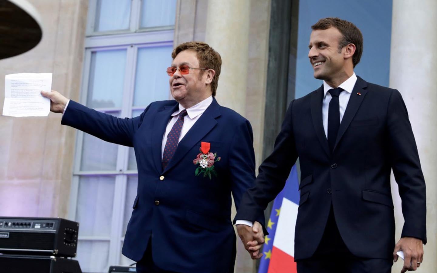 Elton John y Emmanuel Macron se unen contra el sida en París