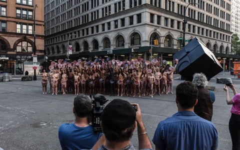 La protesta fue organizada por el artista Spencer Tunick