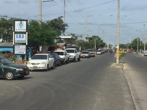 Filas en Venezuela para adquirir gasolina