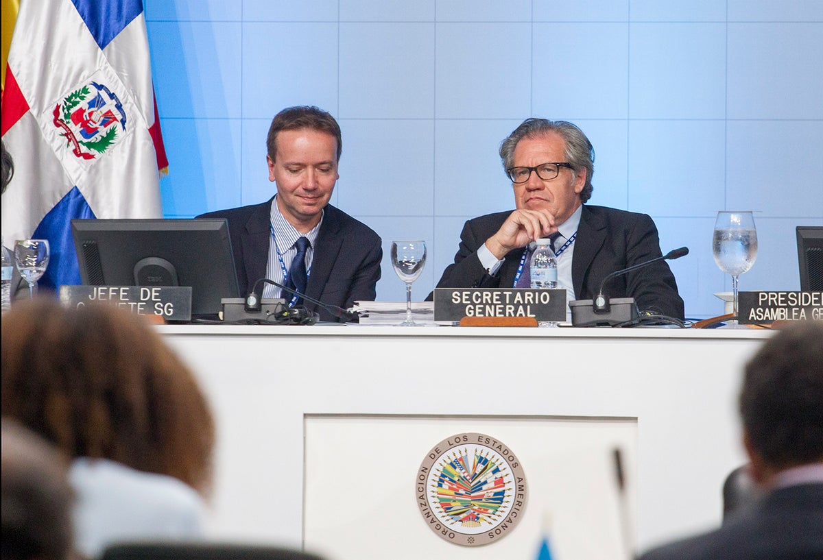Gonzalo Koncke, jefe de gabinete del secretario general de la OEA, junto a Luis Almagro, secretario general de la OEA, en Santo Domingo (República Dominicana), el 15 de junio de 2016