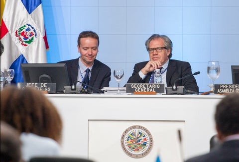 Gonzalo Koncke, jefe de gabinete del secretario general de la OEA, junto a Luis Almagro, secretario general de la OEA, en Santo Domingo (República Dominicana), el 15 de junio de 2016