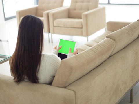 Una joven atiende una lección en su tablet