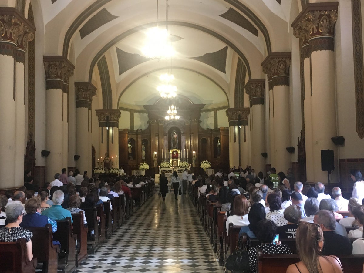A la misa de Jota Mario Valencia en El Poblado en Medellín, llegaron varios de sus seguidores.