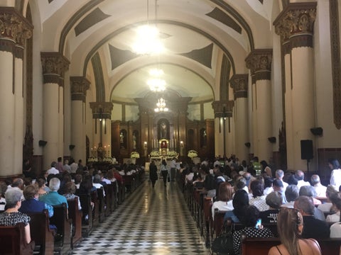 A la misa de Jota Mario Valencia en El Poblado en Medellín, llegaron varios de sus seguidores.