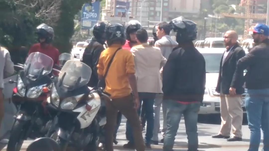 Juan Guaidó conversó con funcionarios que querían detener a su equipo 1