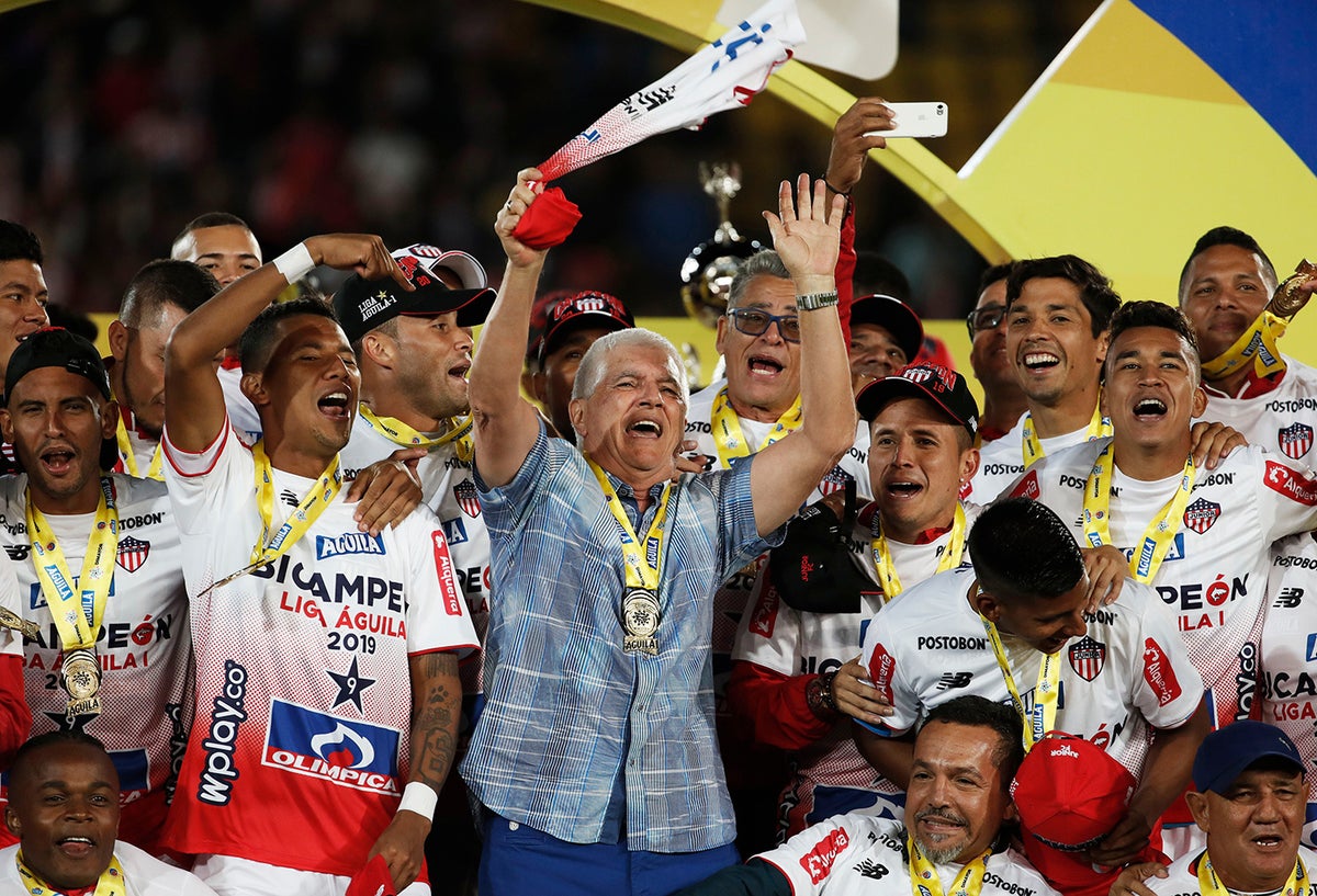 Julio Comesaña celebrando con Atlético Júnior el novelo título, logrado en el Estadio El Campín, en Bogotá