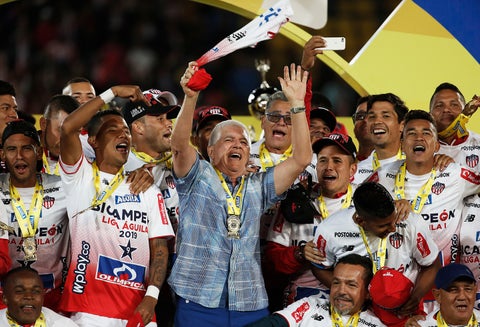 Julio Comesaña celebrando con Atlético Júnior el novelo título, logrado en el Estadio El Campín, en Bogotá