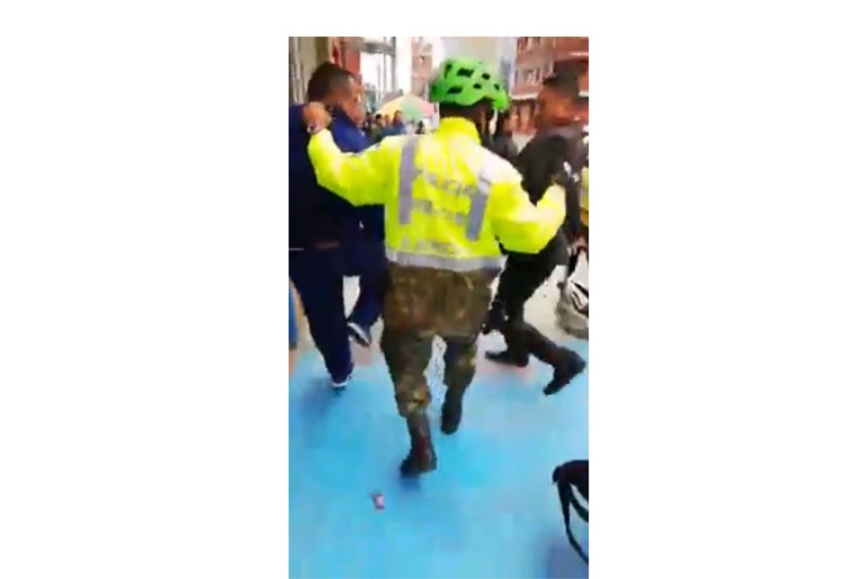A un ladrón de bicicletas lo salvó un militar de ser linchado en pleno centro de Bogotá.