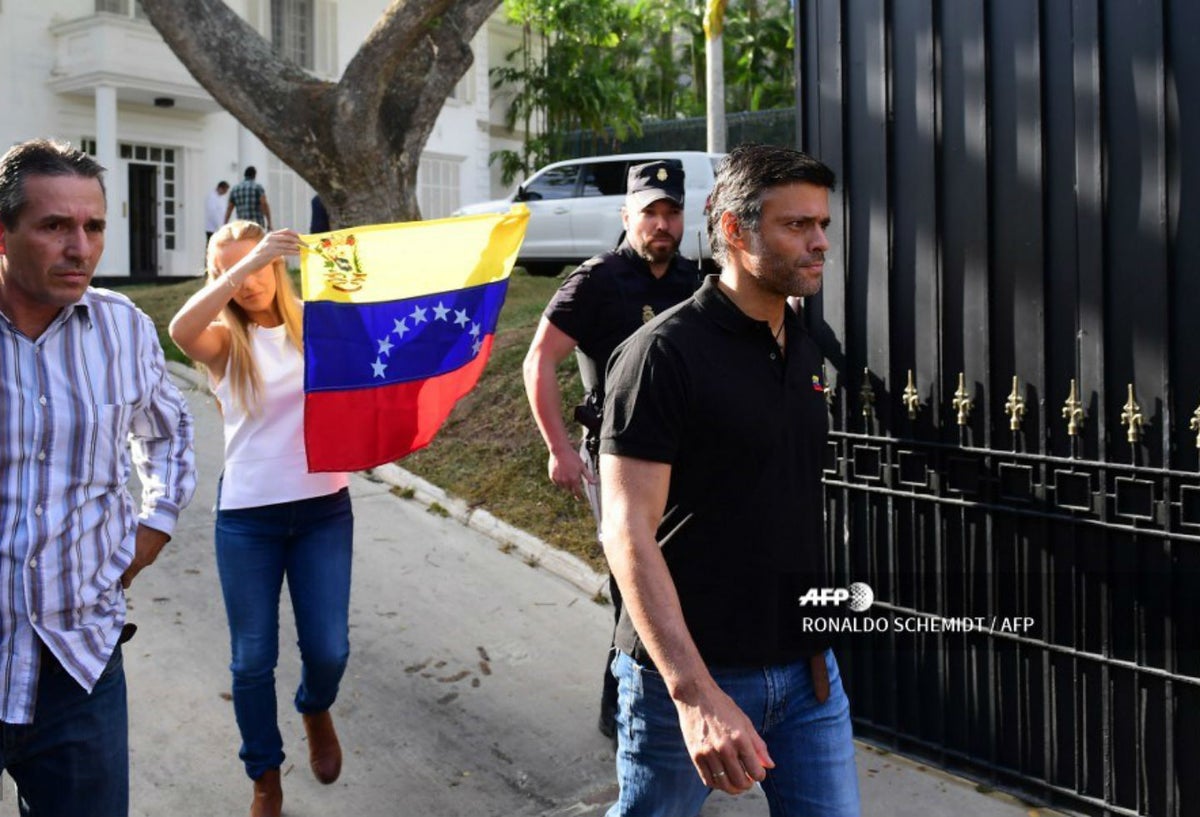 Lilian Tintori detrás de su esposo Leopoldo López