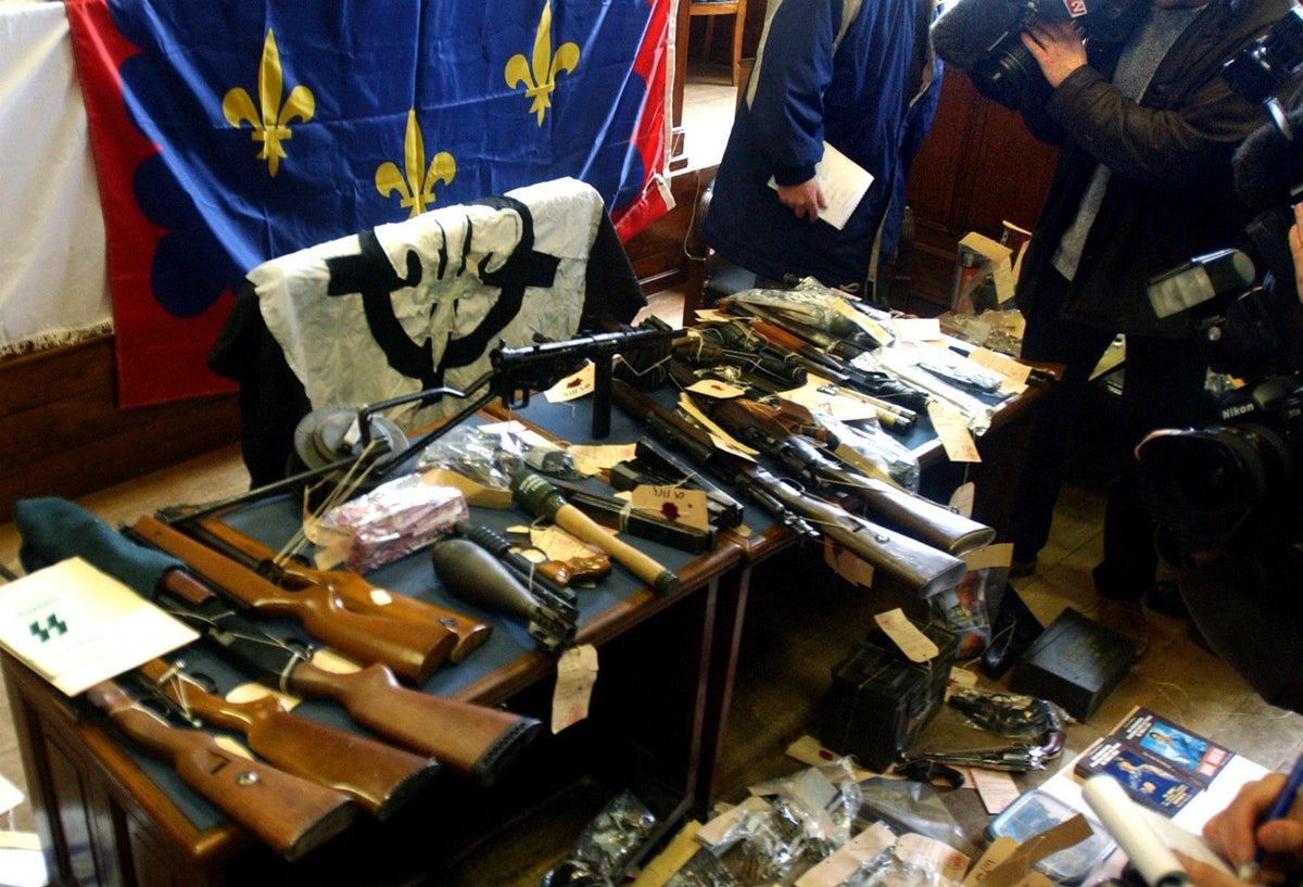 Incautan armamento a grupo neonazi