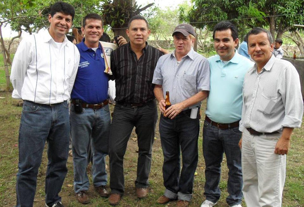 Saúl Cruz (primero a la izquierda) y Pedro Nel Díaz (camisa azul y zapatos blancos) en enero de 2018