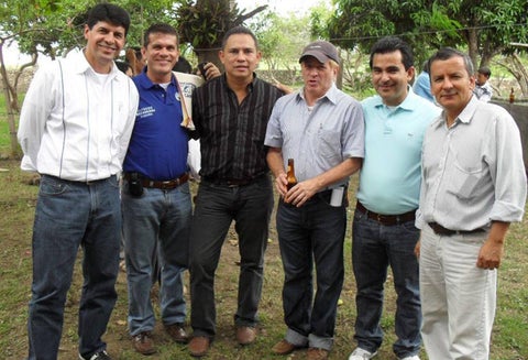 Saúl Cruz (primero a la izquierda) y Pedro Nel Díaz (camisa azul y zapatos blancos) en enero de 2018