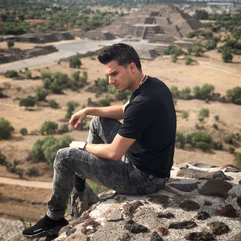 Pipe Bueno es un cantante de música popular