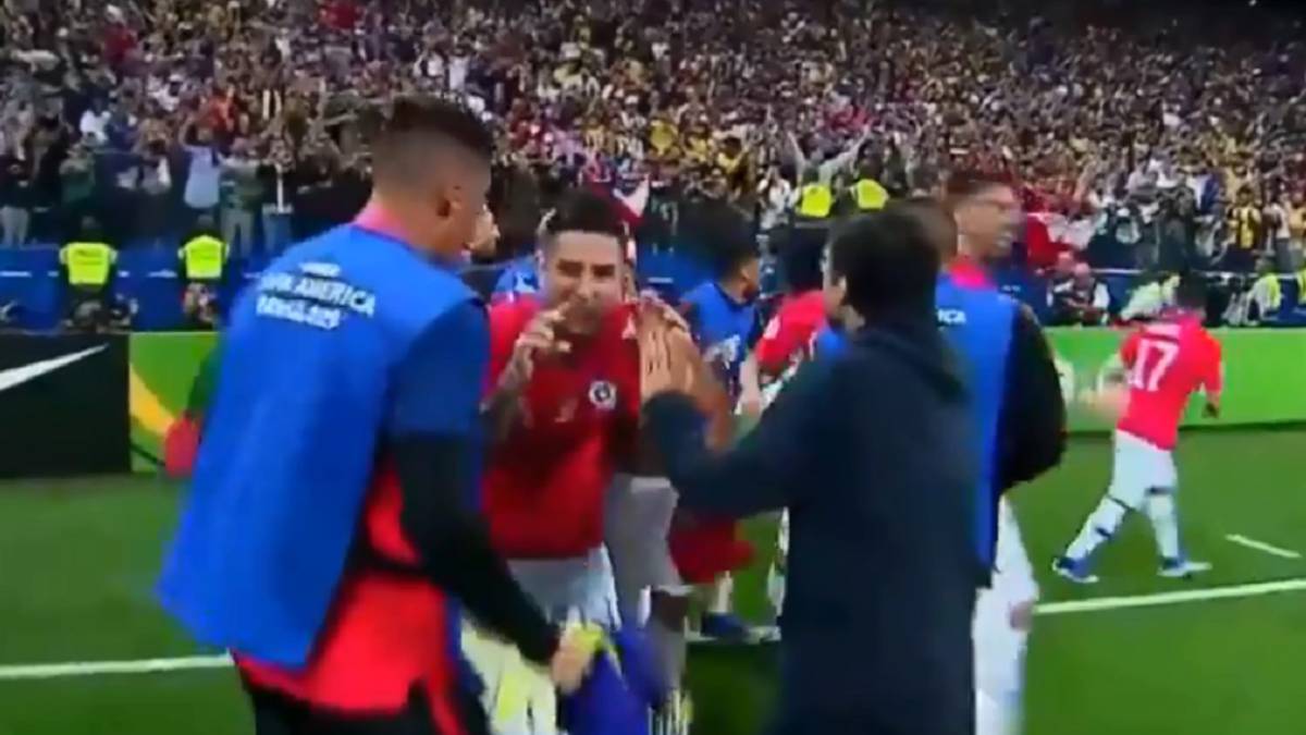 Erick Pulgar y su celebración tras clasificación de Chile ante Colombia