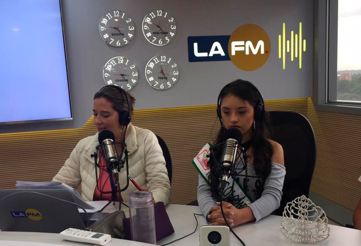 Cristina Plazas, integrante de la mesa de trabajo de LA FM, junto a Sofía Guzmán Agudelo, reina colombiana