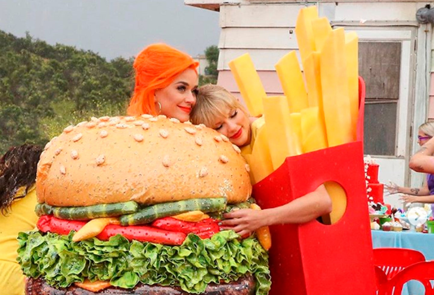 La cantante estrenó un videoclip bastante colorido.