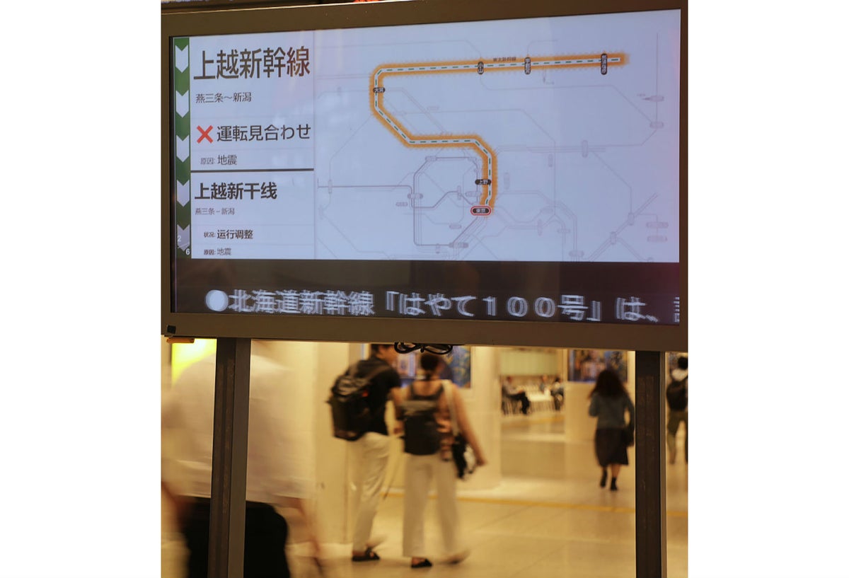 Operación del tren bala Jyoetsu, que conecta Tokio y la ciudad de Niigata, fue suspendida a raíz del temblor.