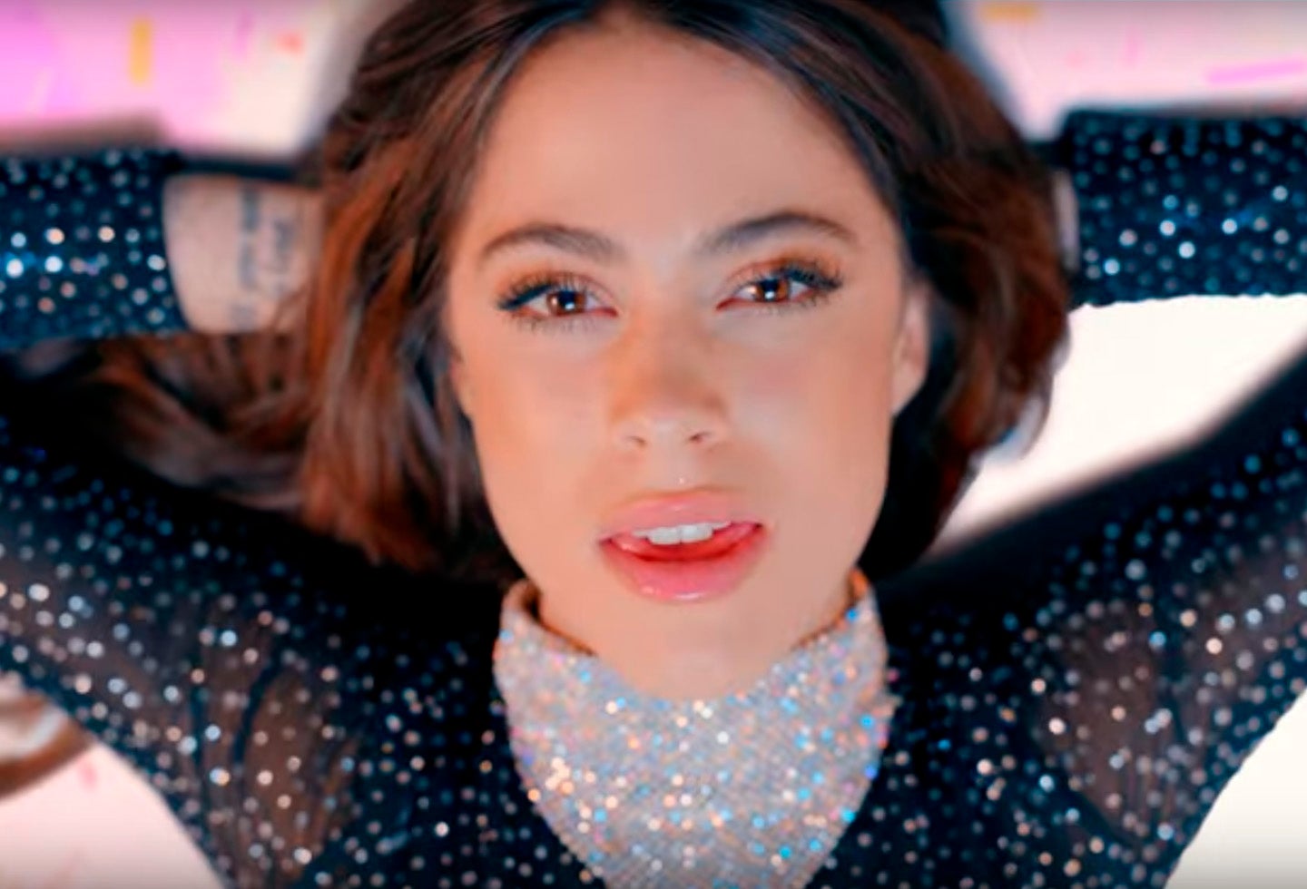 La cantante representa esta canción en un contexto diverso de colores, soledad y libertad.