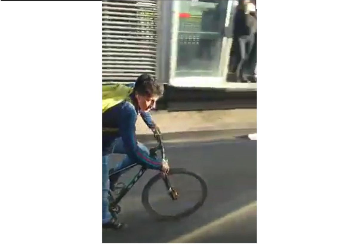 Así fue la imprudencia de un ciclista en Transmilenio.