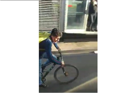 Así fue la imprudencia de un ciclista en Transmilenio.