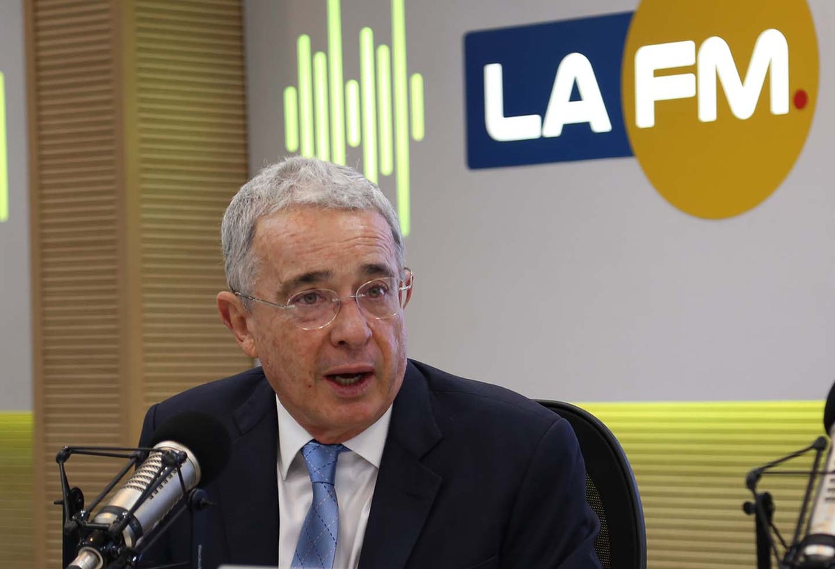 El expresidente Álvaro Uribe en la mesa de trabajo de LA FM, en Bogotá