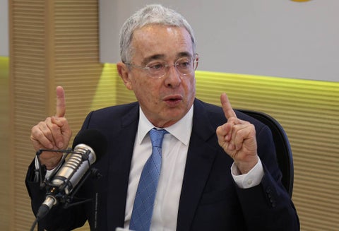 El expresidente Álvaro Uribe en la mesa de trabajo de LA FM, en Bogotá