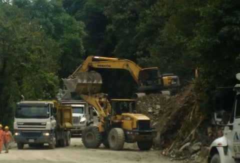 Avanzan las labores en la vía al Llano.