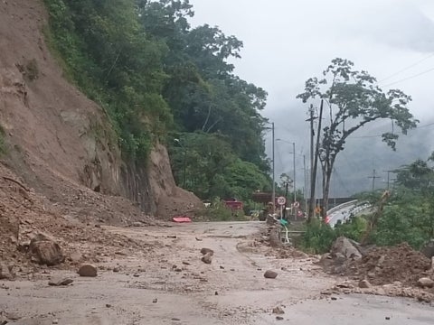 Derrumbe vía al Llano